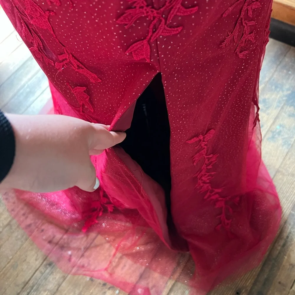 Pomuyoo Elegant Red Lace Mermaid Silhouette Evening Gown - Picture 2 of 10